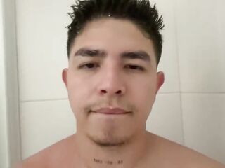 Me masturbo en el baño quien me ayuda con la boca