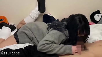 連れ込んだJ○ギャルにフェラしてもらう動画