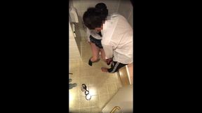 【素人】塾◯師に勉強教えて貰った後にトイ◯で激しくバックで突かれました。