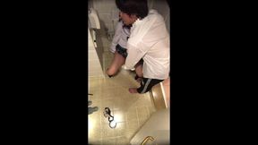【素人】塾◯師に勉強教えて貰った後にトイ◯で激しくバックで突かれました。