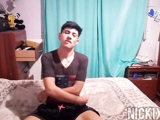 Me masturbo solito en casa Nickixx23