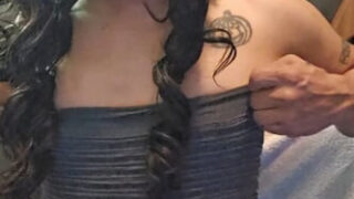 Hjemmelavede amatørklip af crossdressende fyre i høje hæle og lingeri, der nyder deres røve med dildoer