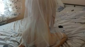 The bride ran away to the hotel from the wedding and jerked off