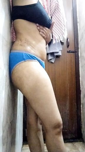 Wife ko nangi karke nilhaya aur banaya sexy video dosto ko diya maja