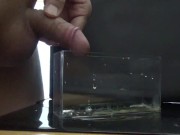 気持ちよくおしっこ遊びをしながら最後はその中に大量射精してしまう変態君。