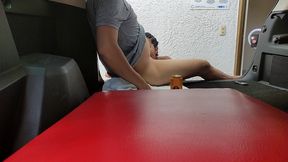 se&ntilde;ora mayor con gran culo es una puta le gustan jovenes.