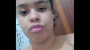 PUTA DEPRAVADA MOSTRANDO BUCETA MOLHADINHA E SUCULENTA SENSUALIZANDO PARA A C&Acirc_MERA AFIM DE GANHAR PICA NA BUCETA A SAFADA &Eacute_ FOGUENTA E NEM A &Aacute_GUA DO CHUVEIRO APAGA O FOGO DESSA NINFETA