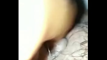 Mi flaca meti&eacute_ndose dedo