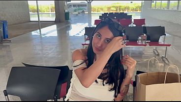 chica esperando el bus en la terminal se va con extra&ntilde_o