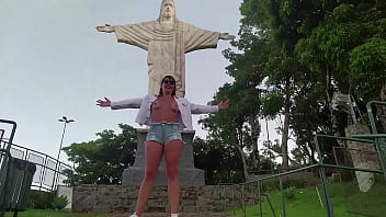 Gostosa dos seios lindos fazendo sexo e exibicionismo em famoso ponto tur&iacute_stico