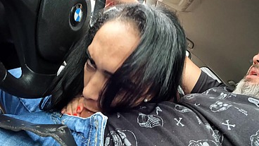 Mirella Oliveira dando uma rapidinha no carro