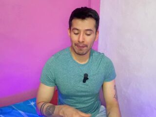 Futbolista hetero pone a que el joven mesero le haga sexo fellatio a su vergota en los baños publicos!