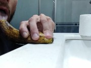 Hombre Maduro con Barba le Da una Buena Mamada al Platano con Corrida de Leche Incluida,Dame tu Poll