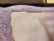 ベッドで横にいる彼女の体を触りまくっておもちゃでクリトリスを刺激したら大興奮でずぶ濡れ-日本人/素人カップル/変態/巨乳/個人撮影