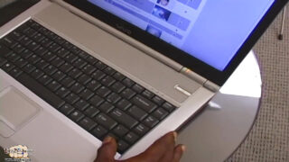 熱い若いトゥインクは、強烈なフェラチオで巨大な黒いチンポに輪姦されます