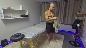 fui fazer uma massagem que de tao boa, fiquei com tesao e transei com o massagista. - completo
