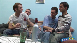 Jonge mannen anaal geneukt zonder condoom