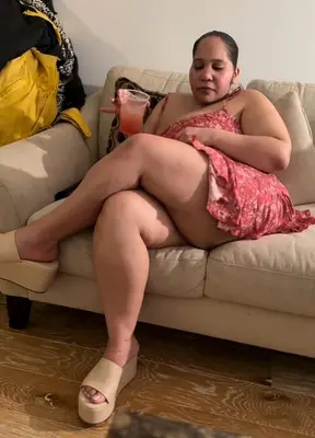Crossed Legs Tease - Thick Thighs - High Heels Fetish - Natural Big Booty