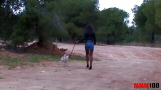 Un mec baise le cul serré d'une meuf noire après une pipe bâclée