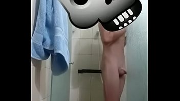 Novinho tomando banho de pau duro