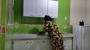 madrastra esta porque mi papa no se la folla como ella necesita su hijastro fue a la cocina para ayudarla y termina follandola como ella mas le gusta