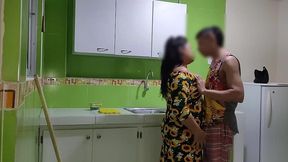 madrastra esta porque mi papa no se la folla como ella necesita su hijastro fue a la cocina para ayudarla y termina follandola como ella mas le gusta