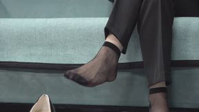 Business attire Li Yu flexes her stocking feet and dangles her high heels