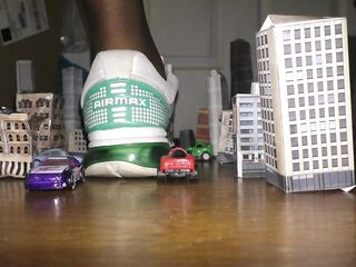 amaninheels - Giant Jogger Destroys the City (teaser).mpg