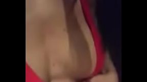 Safada mostrando peitinho