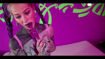 Heavily tattooed solo slut plays with her own ass