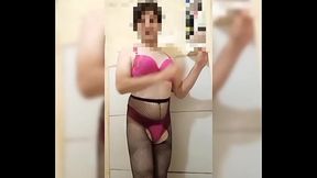 Rebolado e mostrando meu cuzinho de lingerie