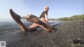 POLKA DOTS PANTYHOSE ON THE BEACH