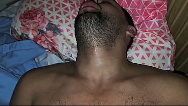 Cara sexy gemendo, gozando forte, close de orgasmo intenso