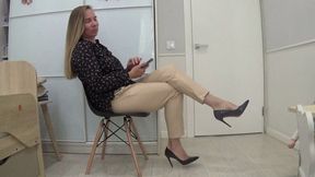 Toetapping in begie leather pants 9