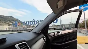 Een sexy MILF wordt geneukt op de parkeerplaats door een geile chauffeur.