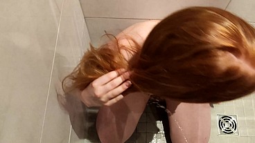 Blutjunges, benutzbares Teenie (19) wird das erste Mal angepisst