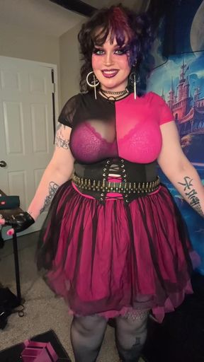 Big boobs babe showcases her tits