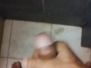 Corriéndomela pensando en mi sexy vecina y acabada