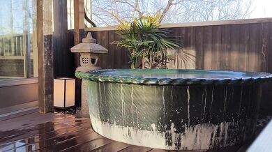Hot spring open air bath(Japanese beauty girl bathing)