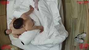 大学城附近酒店近视角偷拍❤️学生情侣假期炮大屁股白袜学妹能满足男友所有体位给男友鸡巴拍照留念