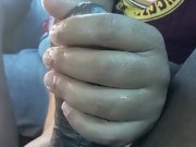 Masturbo a mi amigo de enorme y gruesa polla en el auto.