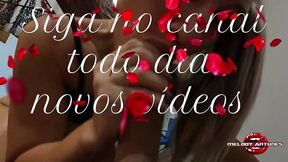 vesti minha calcinha com desenho de flor rosa , e bem safada toquei uma siririca , gozei deliciosamente e transei com o magrelo na sala / parte 01 completo no red