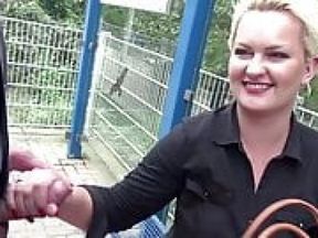 Geile BBW Hausfrau an der Haltestelle aufgesammelt