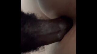 Creampie interracial, anal – POV de una MILF amateur de culo grande PAWG follada por una gran polla negra
