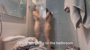 Dos lesbianas bajo la ducha besandose y tocandose