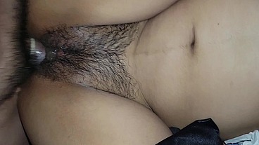 CUÑADA ABRIÓ LAS PIERNAS Y LE DIJO A SU CUÑADO QUE LA PENETRARA MUY RICO
