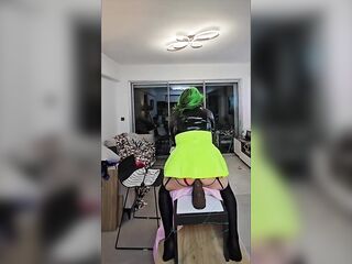 Scène Complète Sissy Lola Robe latex verte et Cheveux vert s'enfile plusieurs gods et éjacule sans les mains en talon aiguille et cage de chasteté