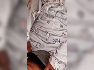 Mi hijastra latin chick espera a que su mamá se marche a trabajar por la noche para escaparse de su habitación y sentarse encima de mi polla dura