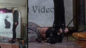 soles licking in live show