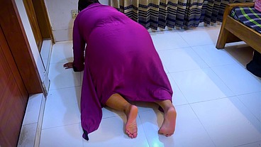 Arab Beautiful Big Ass Hot Stepmom Stuck Under Bed now she want anal fuck from me